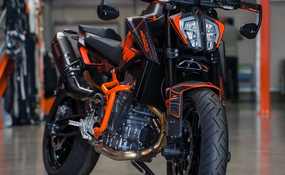 Umbgebautes Motorrad KTM 890 Duke L Bild 6: Umbgebautes Motorrad KTM 890 Duke L