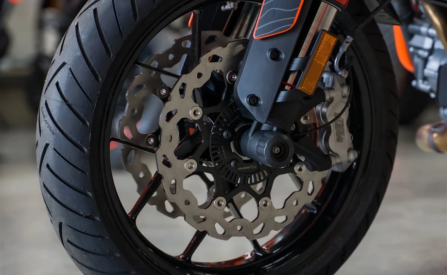 Umbgebautes Motorrad KTM 890 Duke L Bild 7: Umbgebautes Motorrad KTM 890 Duke L