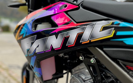 Umgebautes Motorrad Fantic XMF 125 Performance von Pat-Bikes AG - Bild 7 Umgebautes Motorrad Fantic XMF 125 Performance von Pat-Bikes AG - Bild 7