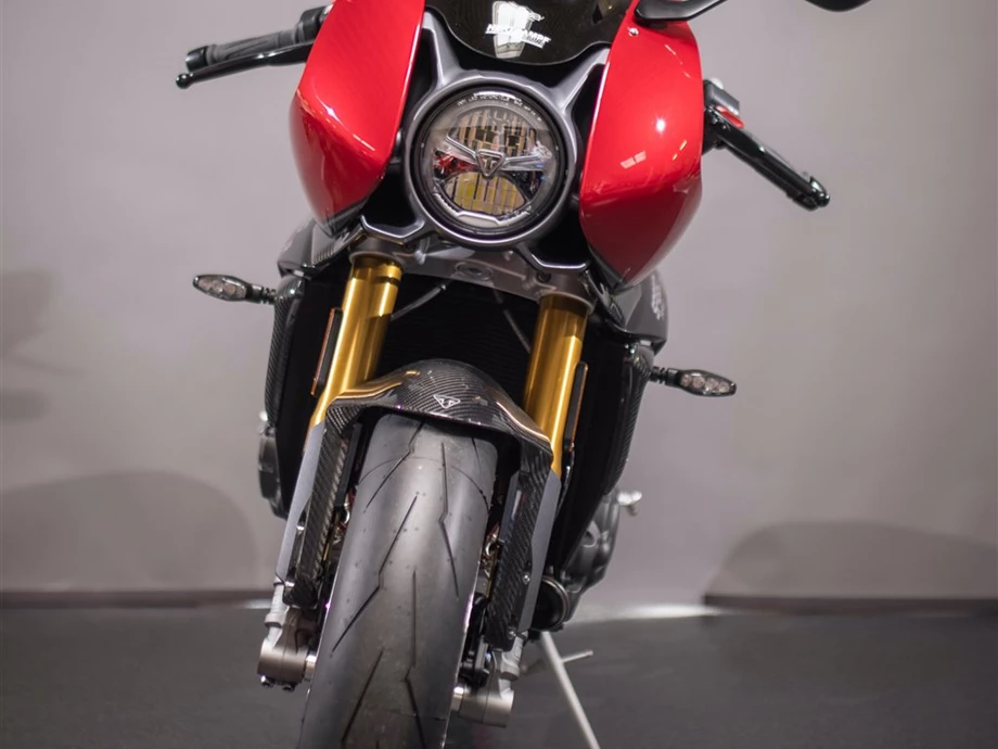 Umbgebautes Motorrad Triumph Speed Triple 1200 RR Bild 3: Umbgebautes Motorrad Triumph Speed Triple 1200 RR