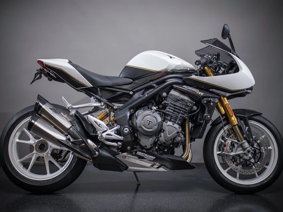 Umbgebautes Motorrad Triumph Speed Triple 1200 RR Bild 2: Umbgebautes Motorrad Triumph Speed Triple 1200 RR