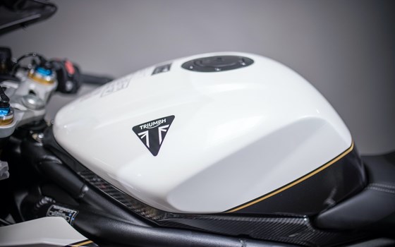 Umgebautes Motorrad Triumph Speed Triple 1200 RR von Triumph Emsland - Hertrampf Racing - Bild 8 Umgebautes Motorrad Triumph Speed Triple 1200 RR von Triumph Emsland - Hertrampf Racing - Bild 8