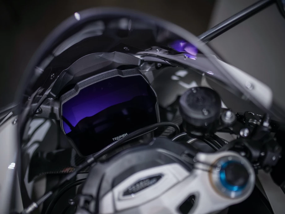 Umbgebautes Motorrad Triumph Speed Triple 1200 RR Bild 9: Umbgebautes Motorrad Triumph Speed Triple 1200 RR