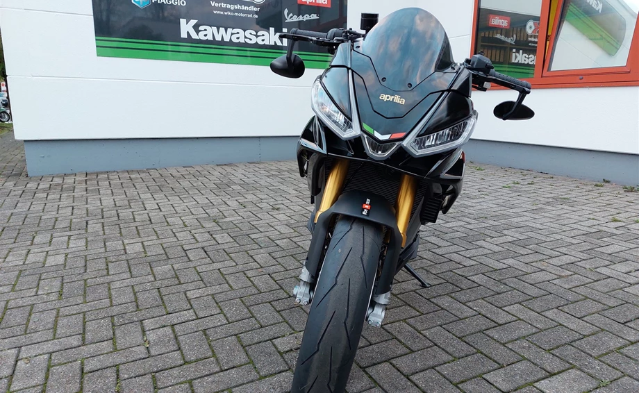 Umbgebautes Motorrad Aprilia Tuono V4 1100 Factory Bild 2: Umbgebautes Motorrad Aprilia Tuono V4 1100 Factory