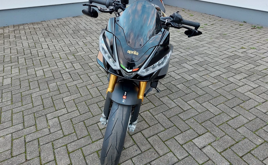 Umbgebautes Motorrad Aprilia Tuono V4 1100 Factory Bild 3: Umbgebautes Motorrad Aprilia Tuono V4 1100 Factory