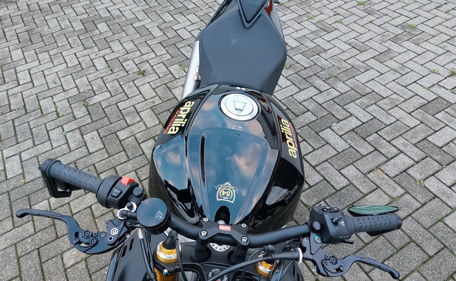 Umbgebautes Motorrad Aprilia Tuono V4 1100 Factory Bild 4: Umbgebautes Motorrad Aprilia Tuono V4 1100 Factory