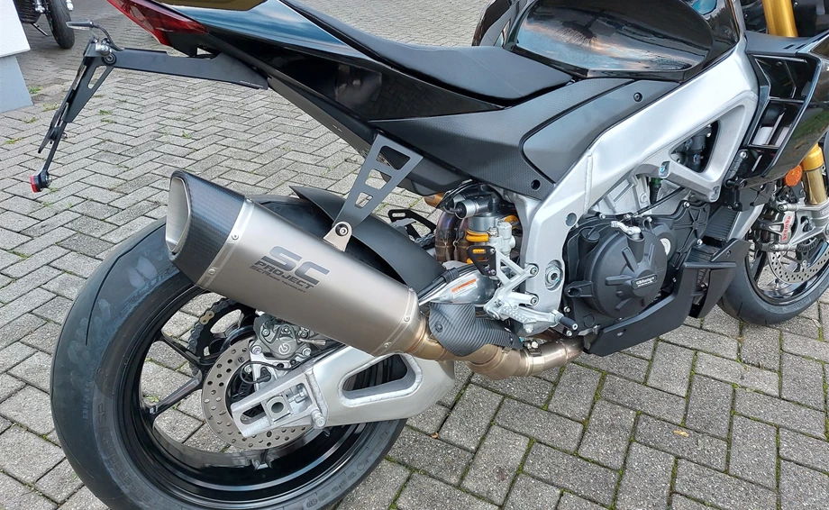 Umbgebautes Motorrad Aprilia Tuono V4 1100 Factory Bild 8: Umbgebautes Motorrad Aprilia Tuono V4 1100 Factory