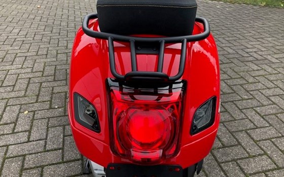Umgebautes Motorrad Vespa GTS 300 hpe Super von WIKO Motorrad GmbH - Bild 14 Umgebautes Motorrad Vespa GTS 300 hpe Super von WIKO Motorrad GmbH - Bild 14