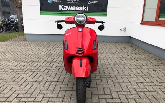 Umgebautes Motorrad Vespa GTS 300 hpe Super von WIKO Motorrad GmbH - Bild 2 Umgebautes Motorrad Vespa GTS 300 hpe Super von WIKO Motorrad GmbH - Bild 2