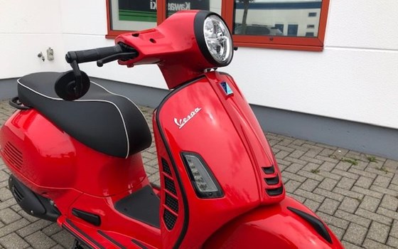 Umgebautes Motorrad Vespa GTS 300 hpe Super von WIKO Motorrad GmbH - Bild 4 Umgebautes Motorrad Vespa GTS 300 hpe Super von WIKO Motorrad GmbH - Bild 4
