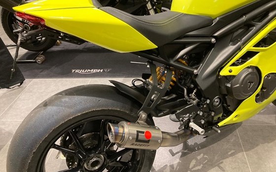 Umgebautes Motorrad Triumph Speed Triple 1200 RR von Kfz- und Zweirad-Technik Marcel Schmidt - Bild 17 Umgebautes Motorrad Triumph Speed Triple 1200 RR von Kfz- und Zweirad-Technik Marcel Schmidt - Bild 17