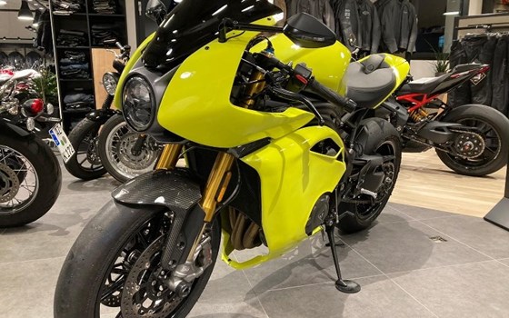 Umgebautes Motorrad Triumph Speed Triple 1200 RR von Kfz- und Zweirad-Technik Marcel Schmidt - Bild 12 Umgebautes Motorrad Triumph Speed Triple 1200 RR von Kfz- und Zweirad-Technik Marcel Schmidt - Bild 12