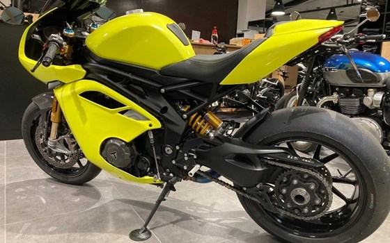Umgebautes Motorrad Triumph Speed Triple 1200 RR von Kfz- und Zweirad-Technik Marcel Schmidt - Bild 14 Umgebautes Motorrad Triumph Speed Triple 1200 RR von Kfz- und Zweirad-Technik Marcel Schmidt - Bild 14