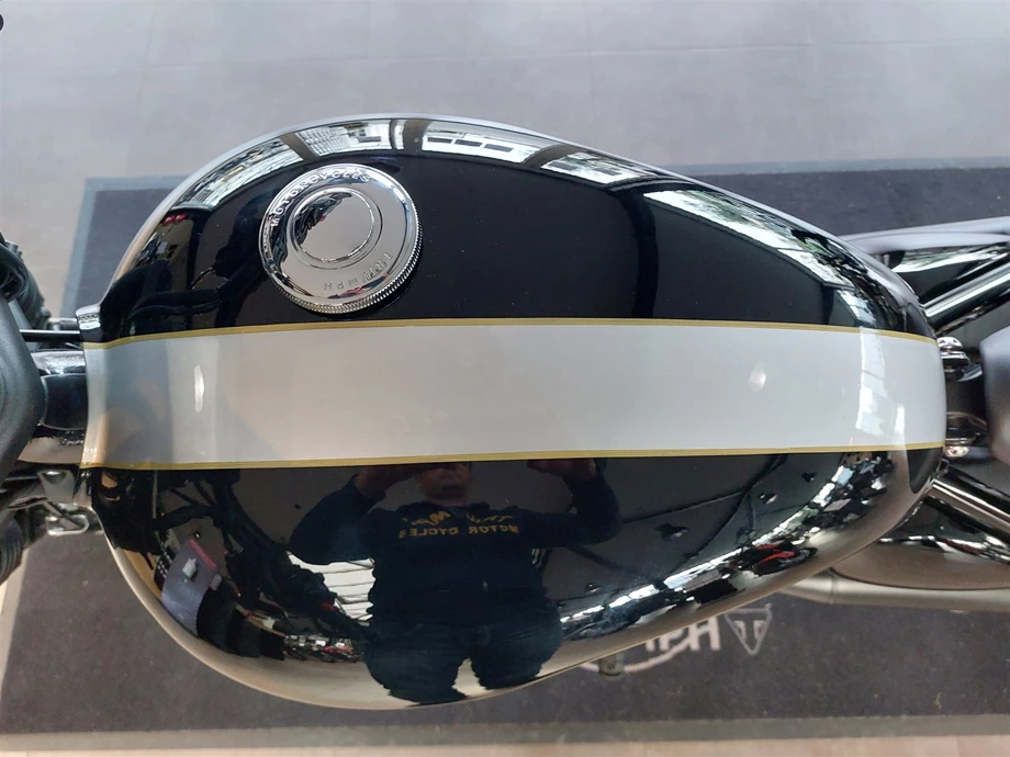 Umbgebautes Motorrad Triumph Bonneville Bobber Bild 12: Umbgebautes Motorrad Triumph Bonneville Bobber