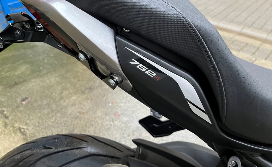 Umbgebautes Motorrad Benelli 752 S Bild 9: Umbgebautes Motorrad Benelli 752 S