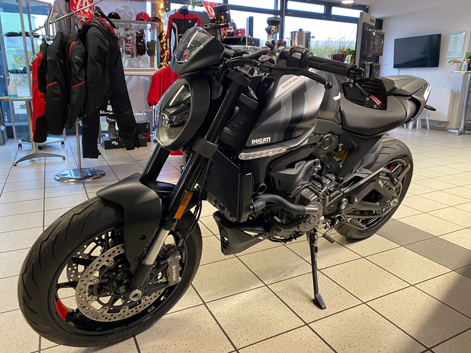 Umbgebautes Motorrad Ducati Monster + Bild 6: Umbgebautes Motorrad Ducati Monster +