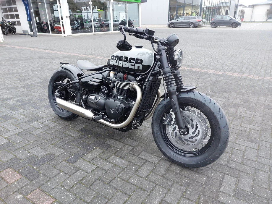 Umbgebautes Motorrad Triumph Bonneville Bobber Bild 9: Umbgebautes Motorrad Triumph Bonneville Bobber