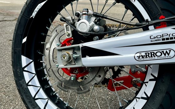 Umgebautes Motorrad Fantic XMF 125 Performance von Pat-Bikes AG - Bild 10 Umgebautes Motorrad Fantic XMF 125 Performance von Pat-Bikes AG - Bild 10