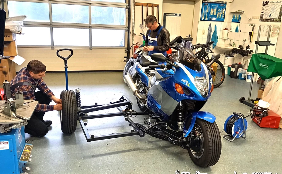 Umbgebautes Motorrad Suzuki Hayabusa Bild 9: Umbgebautes Motorrad Suzuki Hayabusa