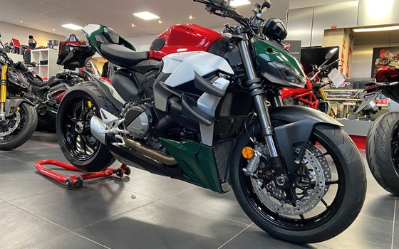Umgebautes Motorrad Ducati Streetfighter V2 von Claus Carstens Zweiradhandel - Bild 1 Umgebautes Motorrad Ducati Streetfighter V2 von Claus Carstens Zweiradhandel - Bild 1