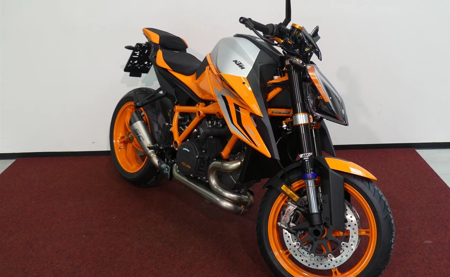 Umbgebautes Motorrad KTM 1290 Super Duke R EVO Bild 2: Umbgebautes Motorrad KTM 1290 Super Duke R EVO