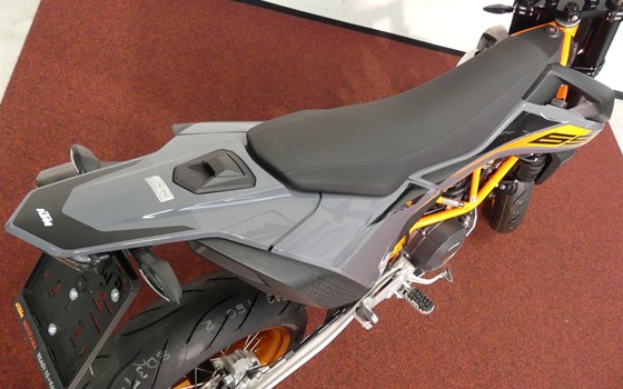 Umgebautes Motorrad KTM 690 SMC R von MotoYama GmbH - Bild 15 Umgebautes Motorrad KTM 690 SMC R von MotoYama GmbH - Bild 15