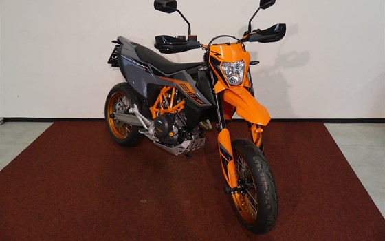 Umgebautes Motorrad KTM 690 SMC R von MotoYama GmbH - Bild 2 Umgebautes Motorrad KTM 690 SMC R von MotoYama GmbH - Bild 2