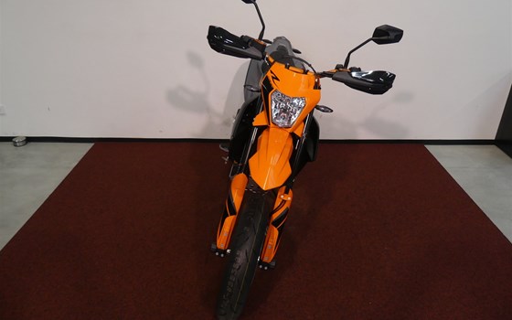Umgebautes Motorrad KTM 690 SMC R von MotoYama GmbH - Bild 3 Umgebautes Motorrad KTM 690 SMC R von MotoYama GmbH - Bild 3
