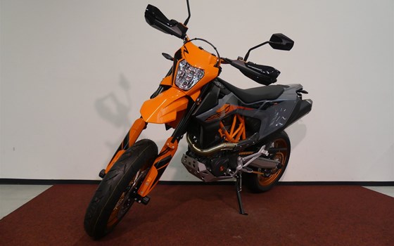 Umgebautes Motorrad KTM 690 SMC R von MotoYama GmbH - Bild 4 Umgebautes Motorrad KTM 690 SMC R von MotoYama GmbH - Bild 4