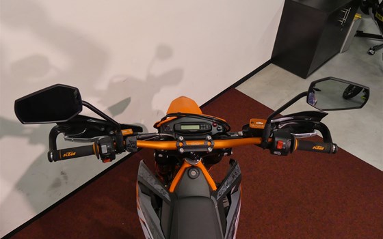 Umgebautes Motorrad KTM 690 SMC R von MotoYama GmbH - Bild 16 Umgebautes Motorrad KTM 690 SMC R von MotoYama GmbH - Bild 16