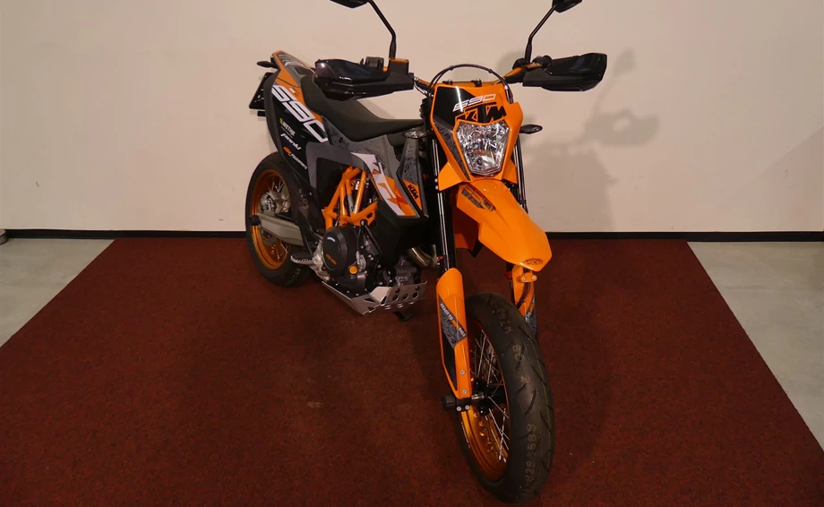 Umbgebautes Motorrad KTM 690 SMC R Bild 2: Umbgebautes Motorrad KTM 690 SMC R