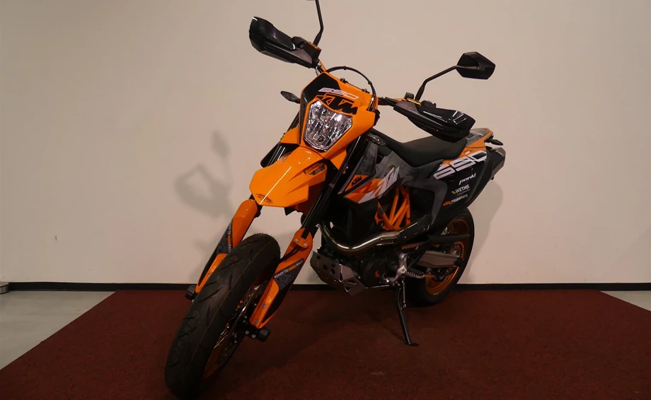 Umbgebautes Motorrad KTM 690 SMC R Bild 4: Umbgebautes Motorrad KTM 690 SMC R