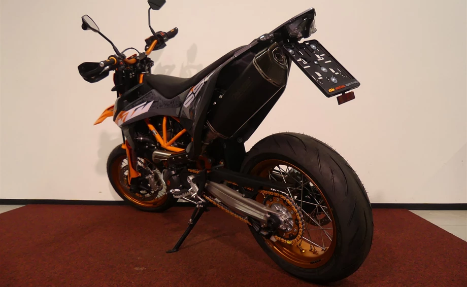 Umbgebautes Motorrad KTM 690 SMC R Bild 6: Umbgebautes Motorrad KTM 690 SMC R