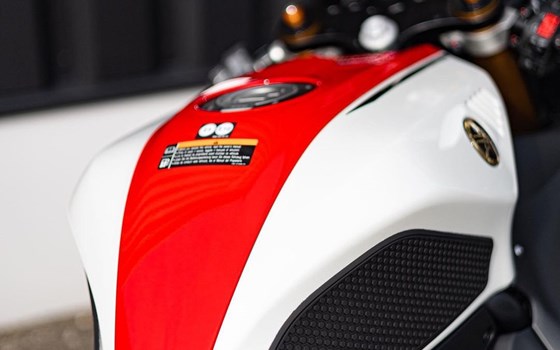 Umgebautes Motorrad Yamaha R7 World GP 60th Anniversary von Yamaha Zentrum Nürnberg - Bild 7
