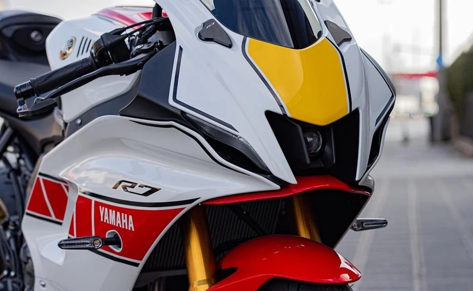 Umbgebautes Motorrad Yamaha R7 World GP 60th Anniversary Bild 2: Umbgebautes Motorrad Yamaha R7 World GP 60th Anniversary