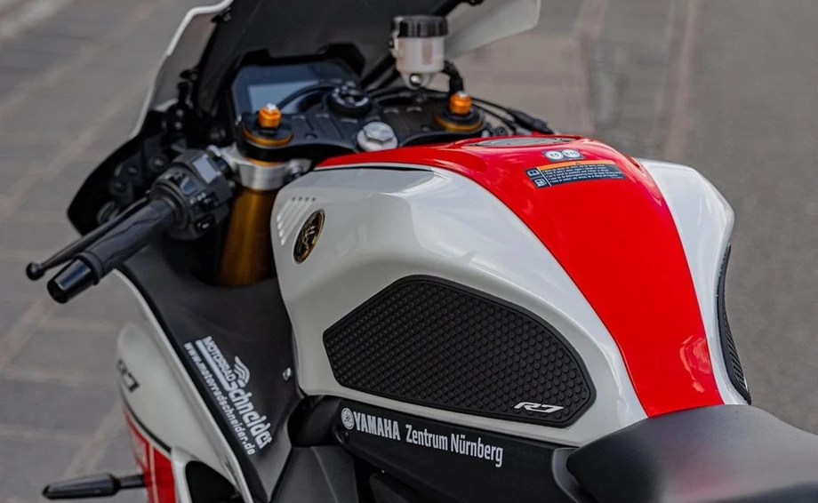 Umbgebautes Motorrad Yamaha R7 World GP 60th Anniversary Bild 4: Umbgebautes Motorrad Yamaha R7 World GP 60th Anniversary