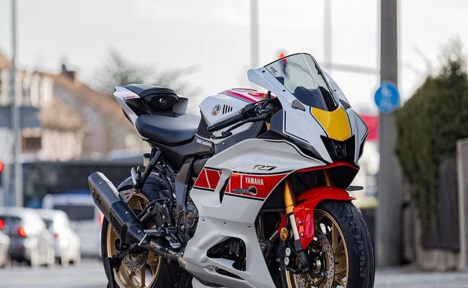 Umbgebautes Motorrad Yamaha R7 World GP 60th Anniversary Bild 1: Umbgebautes Motorrad Yamaha R7 World GP 60th Anniversary