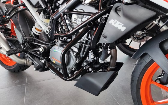 Umgebautes Motorrad KTM 125 Duke von Zweirad Waibel GmbH & Co. KG - Bild 2 Umgebautes Motorrad KTM 125 Duke von Zweirad Waibel GmbH & Co. KG - Bild 2