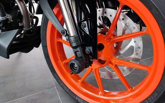 Umgebautes Motorrad KTM 125 Duke von Zweirad Waibel GmbH & Co. KG - Bild 3 Umgebautes Motorrad KTM 125 Duke von Zweirad Waibel GmbH & Co. KG - Bild 3