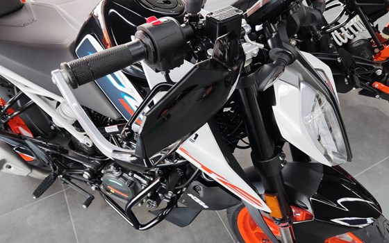 Umgebautes Motorrad KTM 125 Duke von Zweirad Waibel GmbH & Co. KG - Bild 4 Umgebautes Motorrad KTM 125 Duke von Zweirad Waibel GmbH & Co. KG - Bild 4