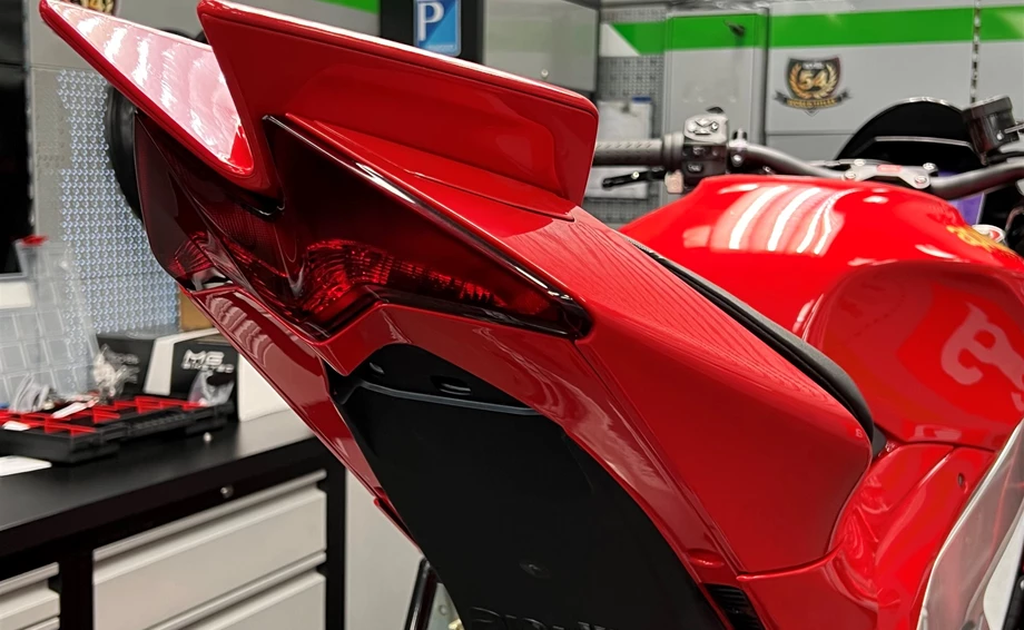 Umbgebautes Motorrad Aprilia Tuono V4 1100 Bild 2: Umbgebautes Motorrad Aprilia Tuono V4 1100