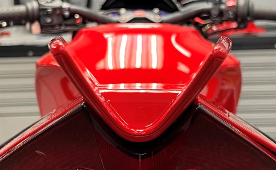 Umbgebautes Motorrad Aprilia Tuono V4 1100 Bild 3: Umbgebautes Motorrad Aprilia Tuono V4 1100