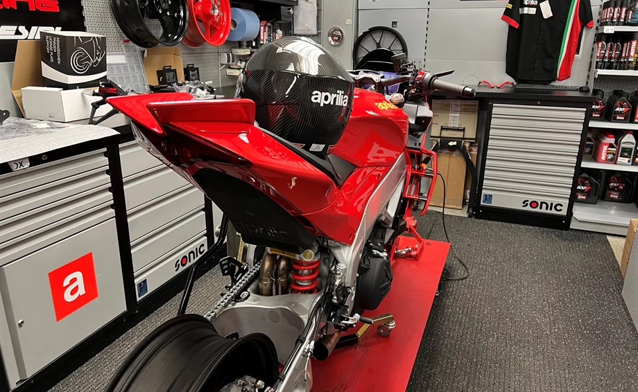 Umbgebautes Motorrad Aprilia Tuono V4 1100 Bild 10: Umbgebautes Motorrad Aprilia Tuono V4 1100