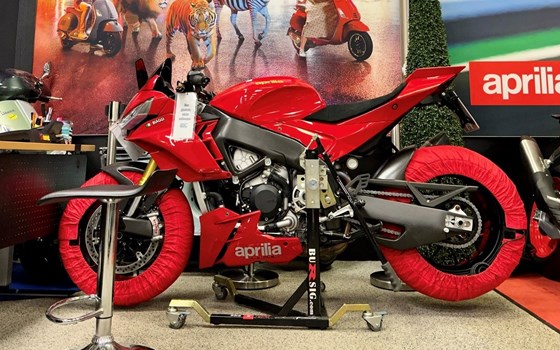 Umgebautes Motorrad Aprilia Tuono V4 1100 von Motorradzentrum FFB GmbH - Bild 9 Umgebautes Motorrad Aprilia Tuono V4 1100 von Motorradzentrum FFB GmbH - Bild 9