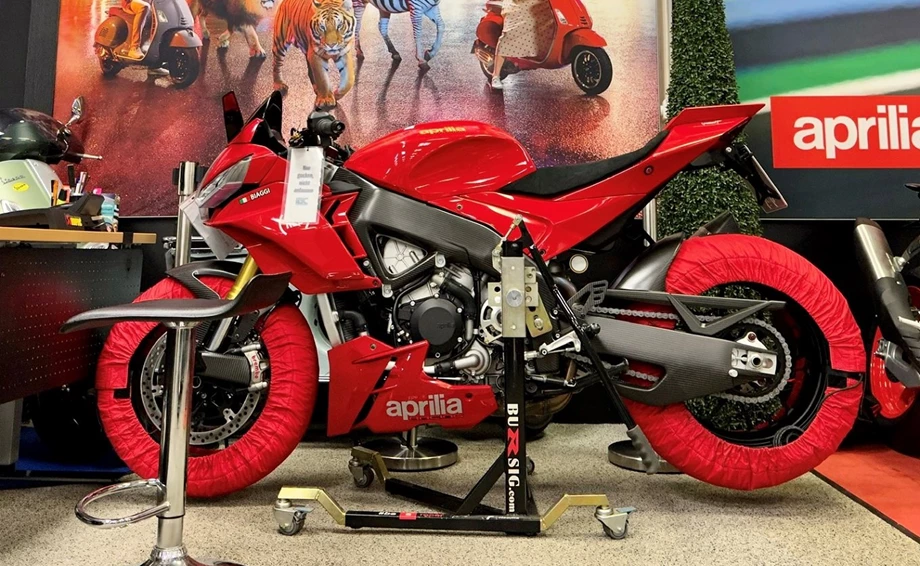 Umbgebautes Motorrad Aprilia Tuono V4 1100 Bild 9: Umbgebautes Motorrad Aprilia Tuono V4 1100