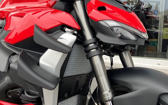 Umgebautes Motorrad Ducati Streetfighter V2 von Direct Performance - Bild 2