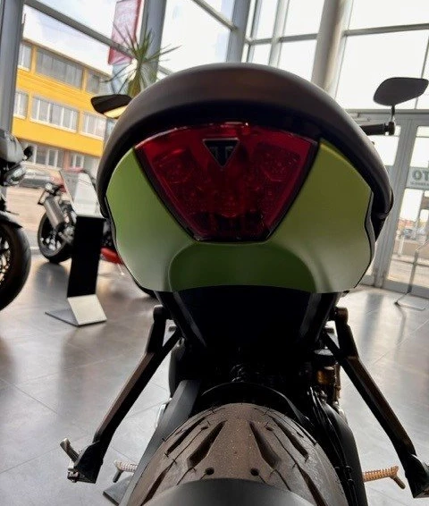 Umbgebautes Motorrad Triumph Trident 660 Bild 9: Umbgebautes Motorrad Triumph Trident 660