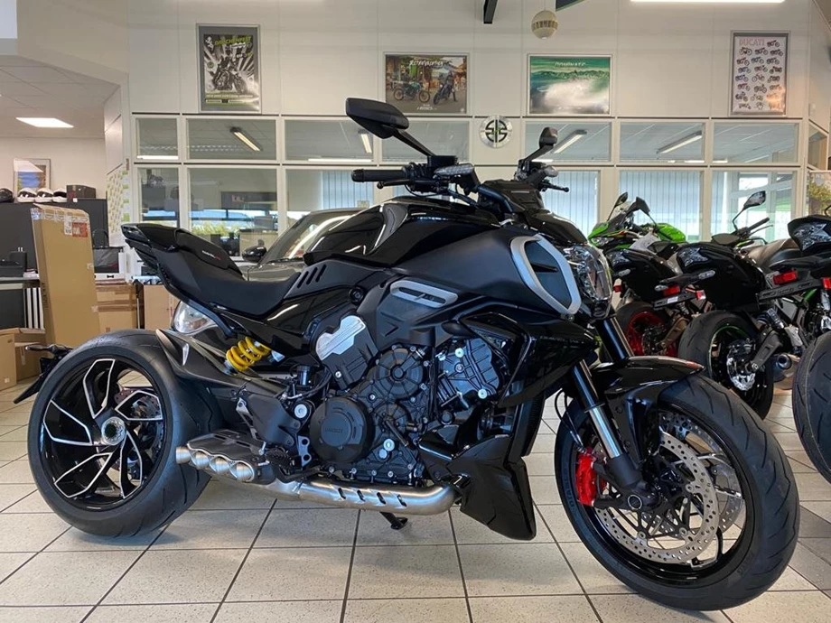 Umbgebautes Motorrad Ducati Diavel V4 Bild 1: Umbgebautes Motorrad Ducati Diavel V4