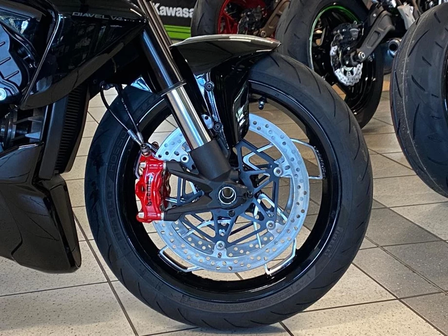 Umbgebautes Motorrad Ducati Diavel V4 Bild 2: Umbgebautes Motorrad Ducati Diavel V4