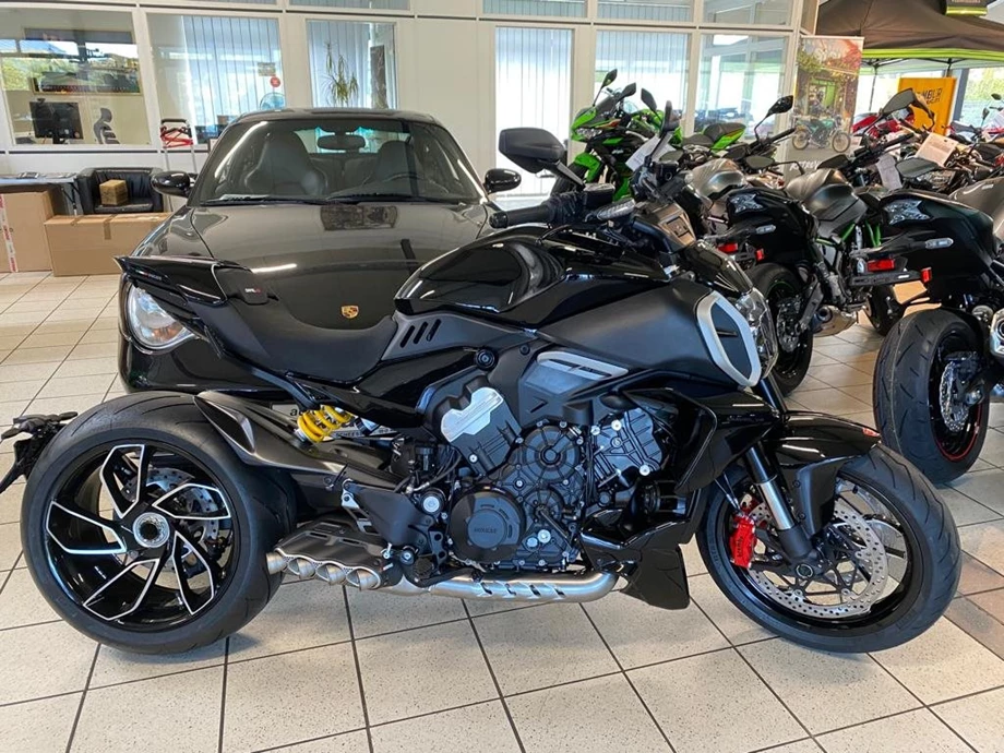 Umbgebautes Motorrad Ducati Diavel V4 Bild 5: Umbgebautes Motorrad Ducati Diavel V4